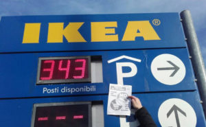 Volantinaggio fuori l'Ikea di Chieti