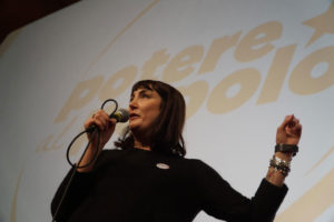 Viola Carofalo, portavoce di Potere al popolo, durante la presentazione della lista al cinema Modernissimo di Napoli, il 14 gennaio 2018. (Cesare Abbate, Ansa)