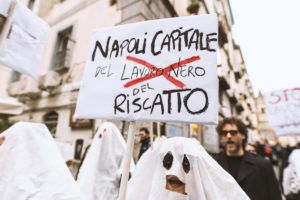 [Napoli] In pazza vestiti da fantasmi contro il lavoro nero!