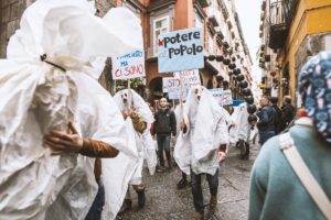 [Napoli] In pazza vestiti da fantasmi contro il lavoro nero!