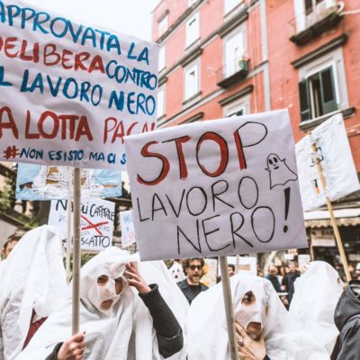 [Napoli] In pazza vestiti da fantasmi contro il lavoro nero!