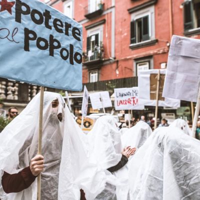 [Napoli] In pazza vestiti da fantasmi contro il lavoro nero!