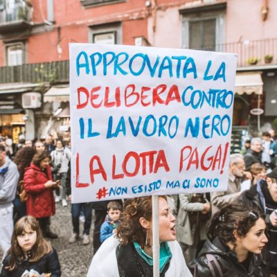 [Napoli] In pazza vestiti da fantasmi contro il lavoro nero!