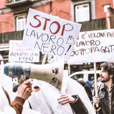 [Napoli] In pazza vestiti da fantasmi contro il lavoro nero!