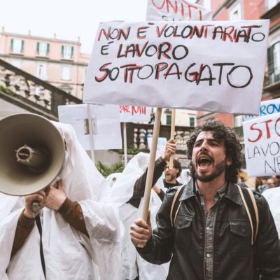 [Napoli] In pazza vestiti da fantasmi contro il lavoro nero!