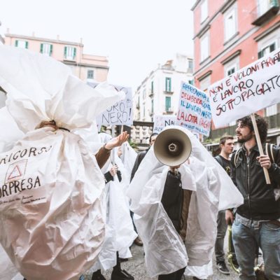 [Napoli] In pazza vestiti da fantasmi contro il lavoro nero!