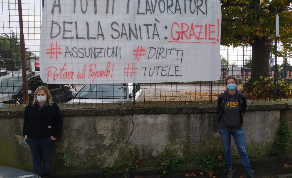 striscioni davanti agli ospedali campani