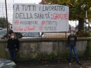 striscioni davanti agli ospedali campani