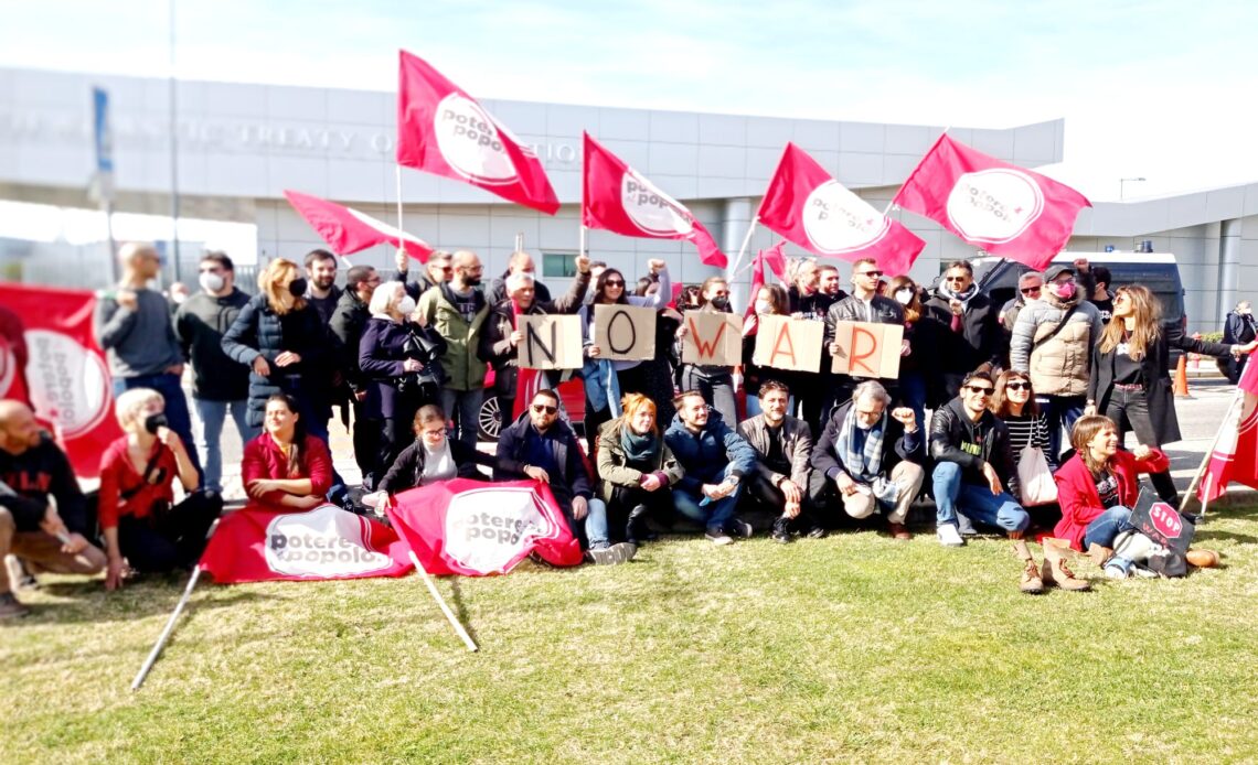 in piazza contro la nato