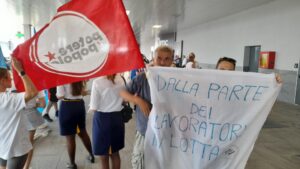 presidio PaP ad Orio al Serio, lavoratori con bandiera e striscione
