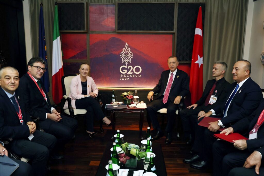 Il 15 novembre 2022, Giorgia Meloni ha avuto un incontro bilaterale a margine dei lavori del G20 in Indonesia con il "sultano" turco, Recep Tayyip Erdoğan.