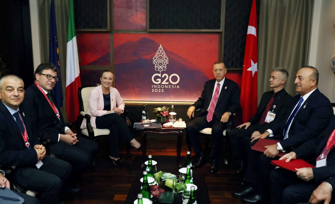 Il 15 novembre 2022, Giorgia Meloni ha avuto un incontro bilaterale a margine dei lavori del G20 in Indonesia con il "sultano" turco, Recep Tayyip Erdoğan.