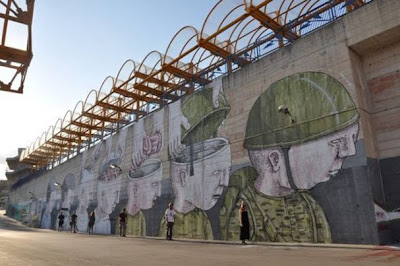 murales di Blu a Campobasso, sequenza di immagini in cui una testa viene aperta, svuotata del cervello e richiusa con l'elmetto.