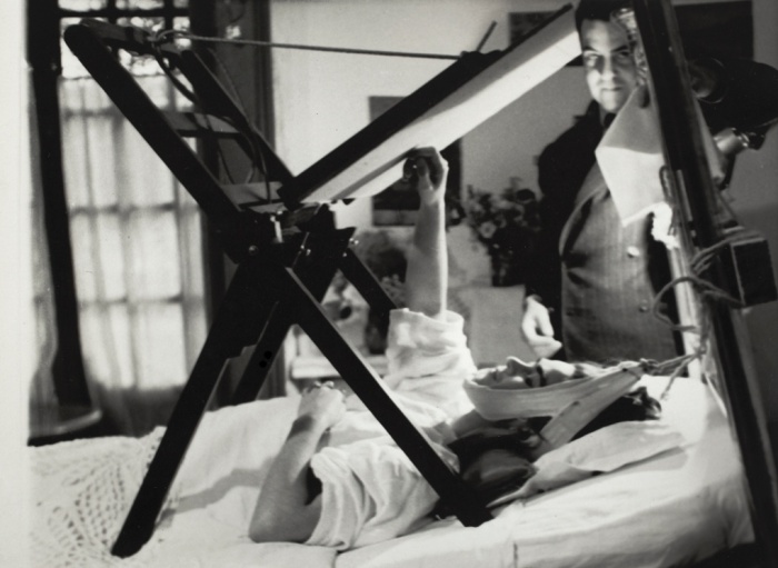 Frida Kahlo painting in bed, 1940. Anonymous photographer.
